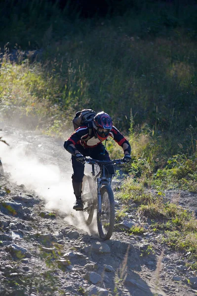 Гірський Велосипедист Їде Швидко — стокове фото