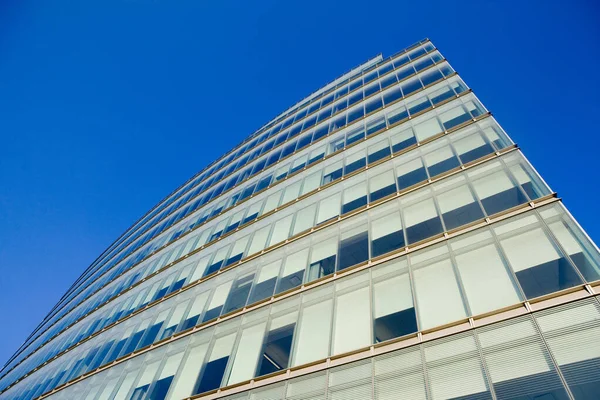 Modern Ofis Binası Üzerinde Mavi Gökyüzü — Stok fotoğraf