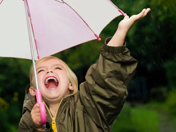 Mädchen Die Einen Regenschirm Halten — Stockfoto
