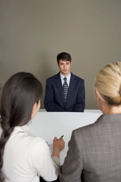 Due Donne Affari Intervistando Uomo — Foto Stock