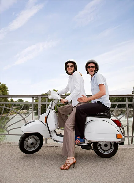 Pareja Scooter Puente — Foto de Stock