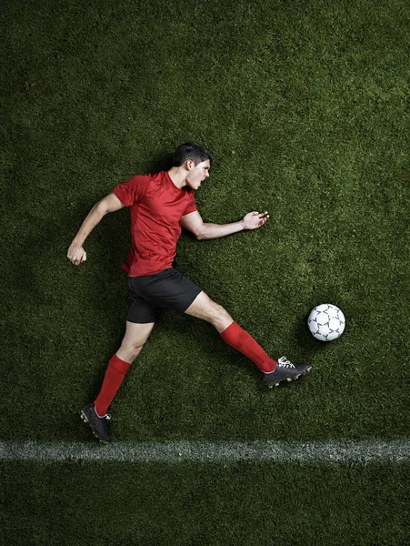 Футболист Лежит Поле — стоковое фото