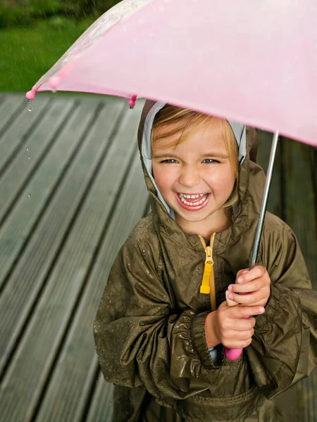 Ein Junges Mädchen Unter Einem Regenschirm — Stockfoto