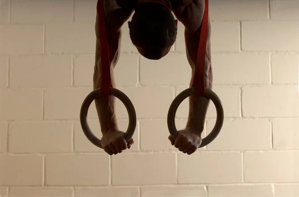 男性体操選手が逆さまにバランスをとる — ストック写真