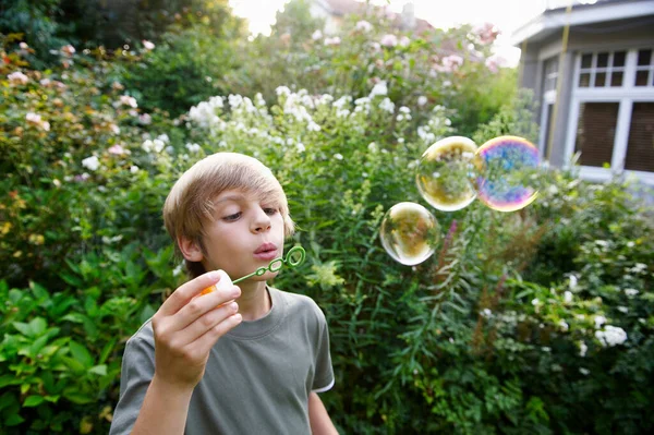 Boy Soplando Burbujas Cerca Casa — Foto de Stock