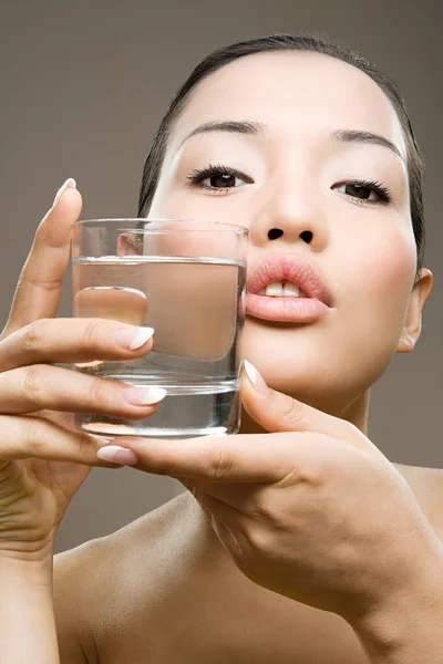Ung Kvinna Med Glas Vatten — Stockfoto