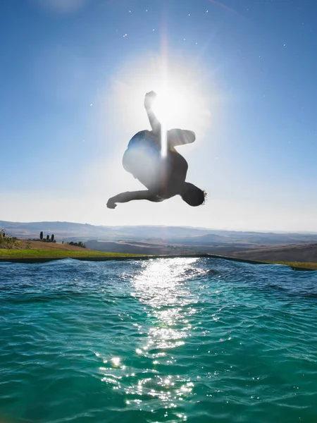 Homem Pulando Piscina — Fotografia de Stock