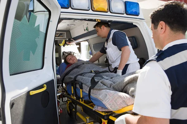 Rettungssanitäter Und Patient Auf Trage — Stockfoto