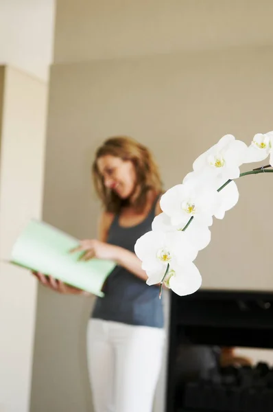 Defokussierte Frau Schaut Akte — Stockfoto