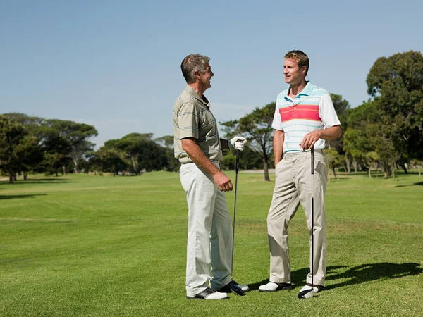 Két Felnőtt Férfi Együtt Golfozik — Stock Fotó