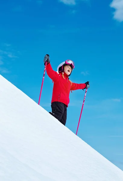 女の子スキー青い空 — ストック写真