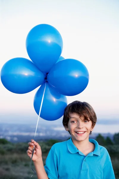 Ragazzo Sorridente Con Palloncini Elio — Foto Stock