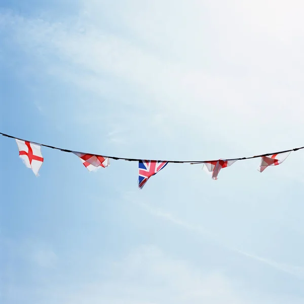 Bunting Sobre Cielo Azul —  Fotos de Stock