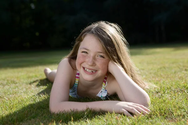 Retrato Niña Sobre Hierba — Foto de Stock