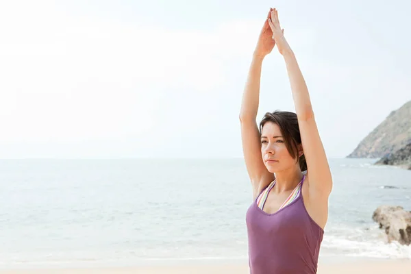 Woman Practicing Yoga Sea — Stock Photo, Image