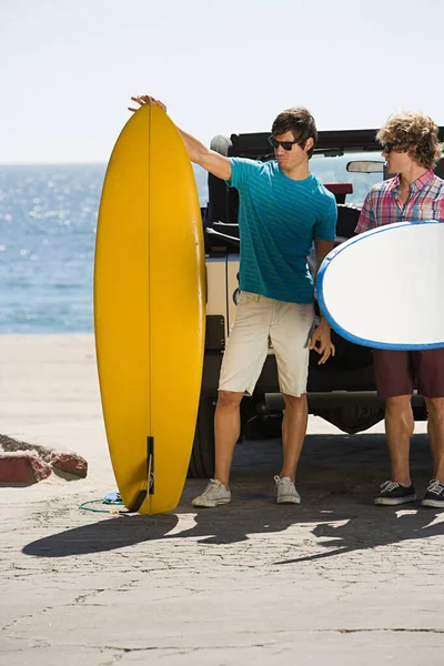 Due Giovani Con Tavole Surf — Foto Stock