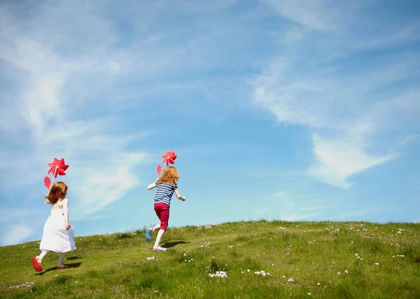 Ragazze Che Corrono Campo Con Mulini Vento — Foto Stock