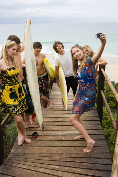Surfista Amigos Com Câmera — Fotografia de Stock