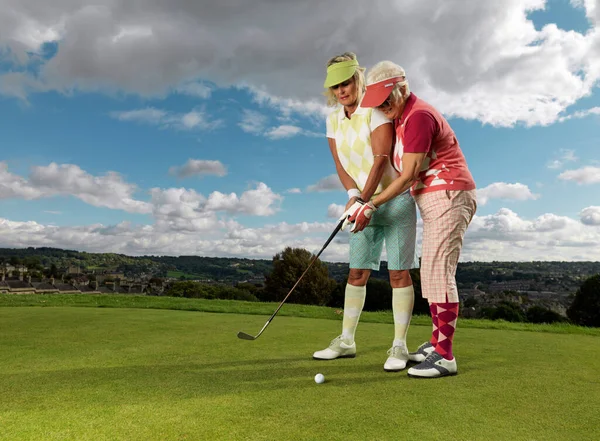 Maduras Senhoras Aprendendo Jogar Golfe — Fotografia de Stock