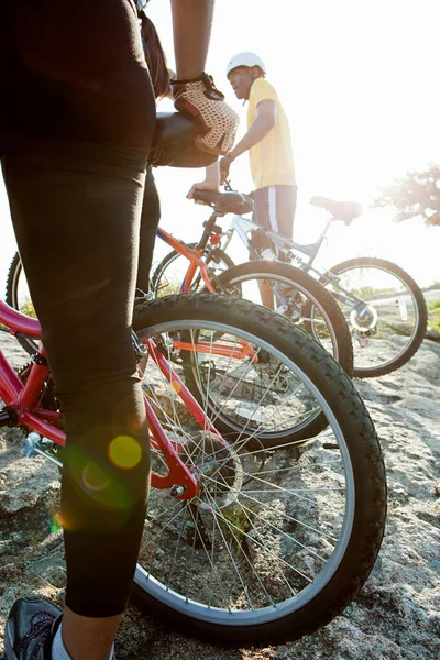 Två Cyklister Står Med Cyklar — Stockfoto