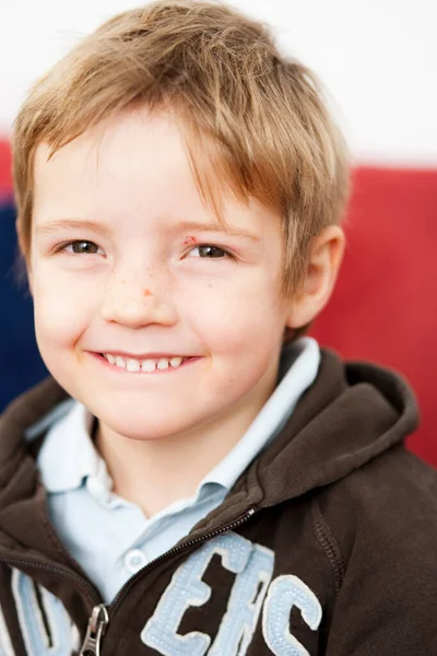 Jonge Jongen Kijkt Camera — Stockfoto