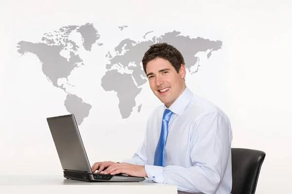 Trabajador Oficina Con Portátil Mapa Del Mundo —  Fotos de Stock