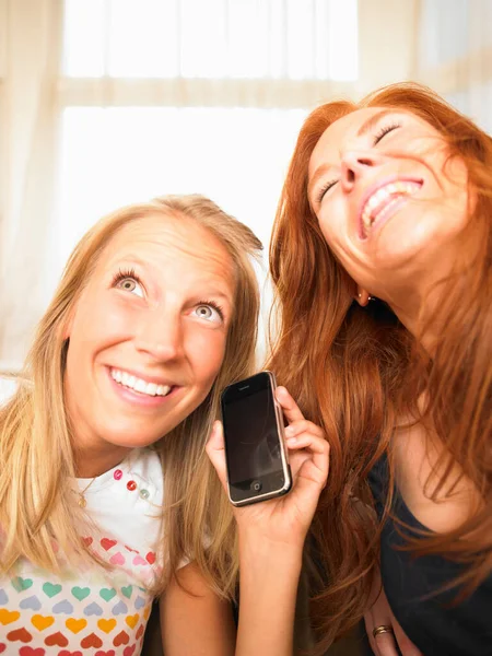 Giovani Donne Che Utilizzano Telefono — Foto Stock