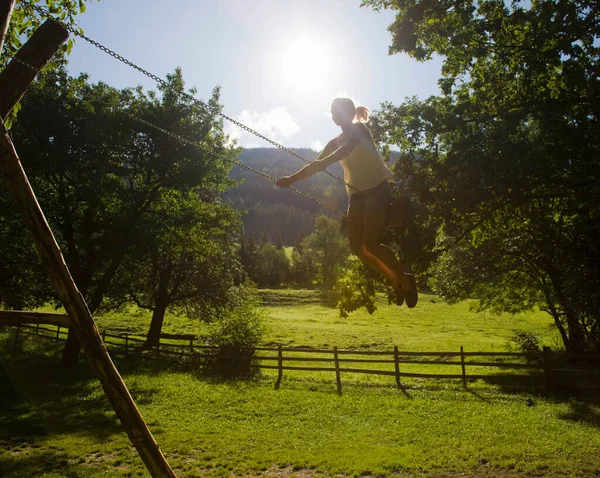 Muchacha Movimiento Granja — Foto de Stock