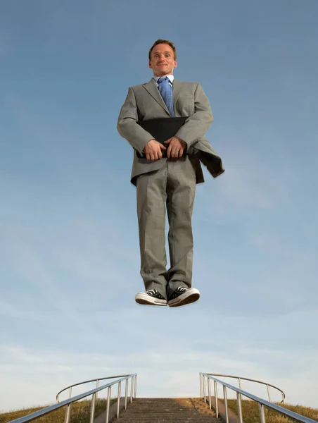 Бізнесмен, що стоїть над землею — стокове фото