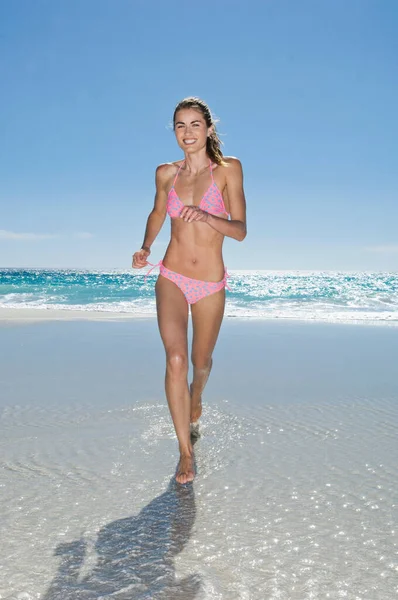 Dívka Běžící Pláži — Stock fotografie