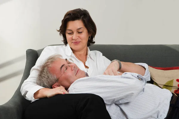 Hombre Descansando Cabeza Regazo Esposa —  Fotos de Stock