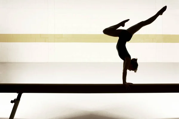 Teenage Gymnastka Paprsku — Stock fotografie