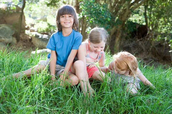 Bambini Seduti Sull Erba — Foto Stock