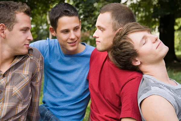 Amigos Falando Parque — Fotografia de Stock