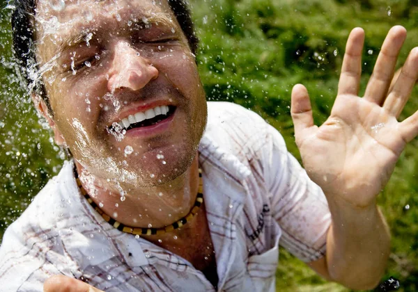 Mann Bespritzt Mit Wasser — Stockfoto