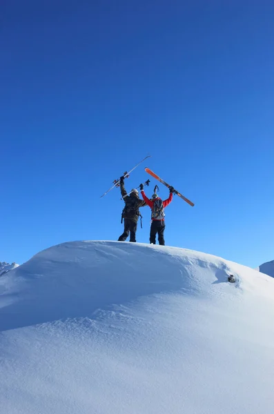 Sciatori in cima alla montagna — Foto Stock
