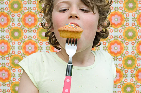 Chica Comiendo Cupcake Con Tenedor — Foto de Stock