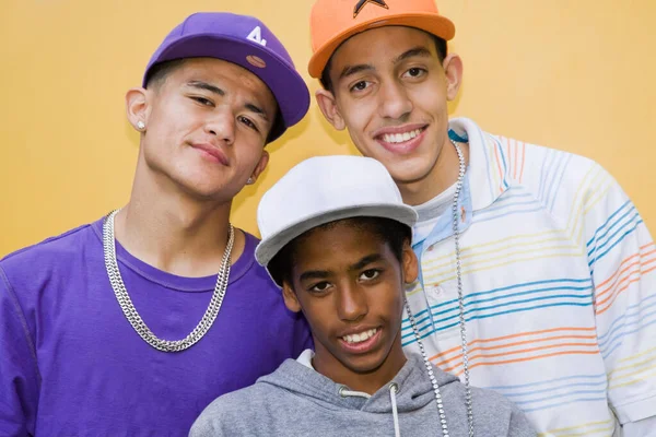 戴大帽子的多文化青少年 — 图库照片