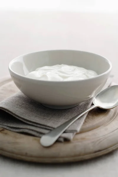 Skål Yoghurt Träskiva — Stockfoto