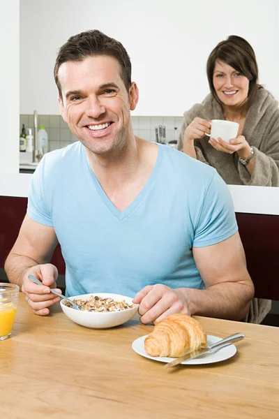 家で朝食をとるカップル — ストック写真