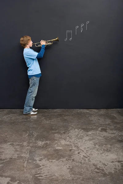 Ein Junge Spielt Trompete — Stockfoto