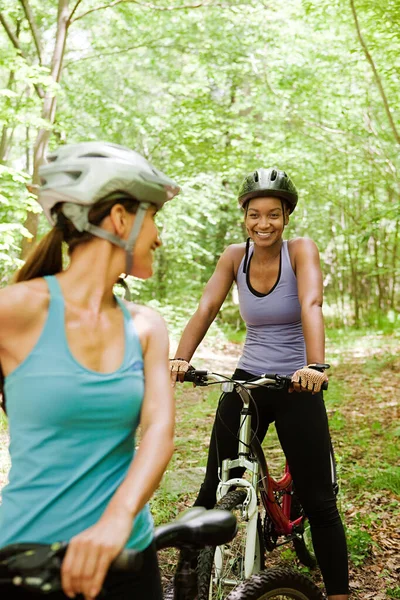 Två Kvinnliga Cyklister Skogen — Stockfoto
