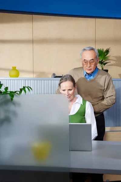 Senior Man Och Kvinna Vid Skrivbordet — Stockfoto