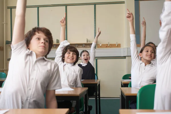 Children Raising Hands Classroom — Stock Photo, Image
