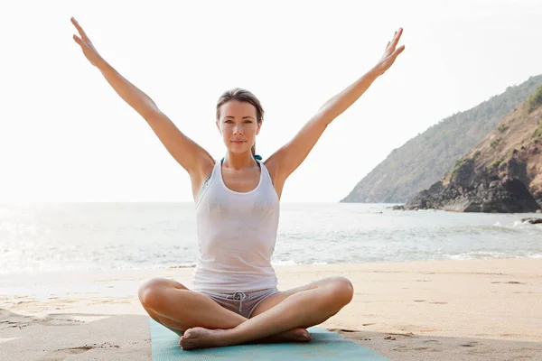 Woman Practicing Yoga Beach — Stock Photo, Image