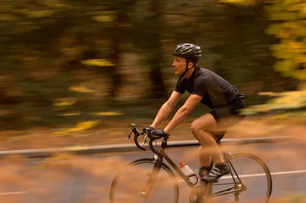 Człowiek Rowerze Jesiennych Lasach — Zdjęcie stockowe