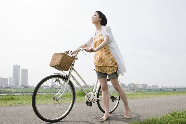 Young Woman Bicycle — Stock Photo, Image