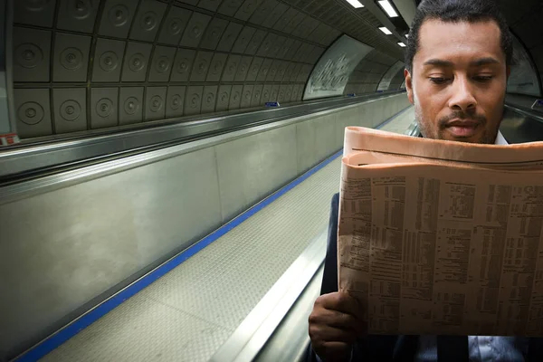 Hombre Negocios Leyendo Periódico — Foto de Stock