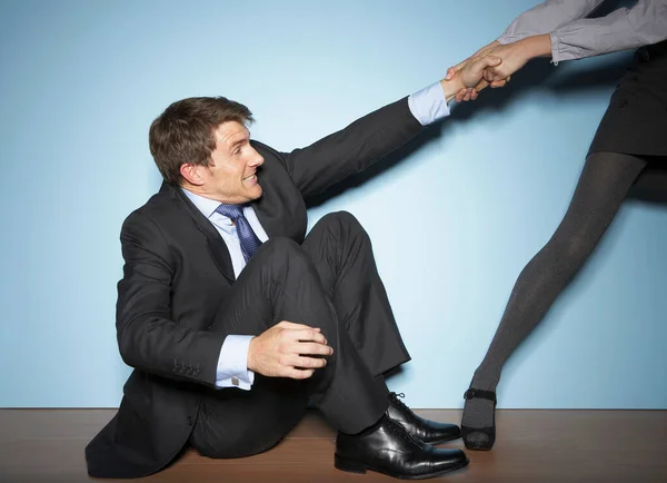 Mujer Ayudando Hombre — Foto de Stock