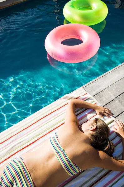 Jovem Mulher Tomando Banho Sol Beira Piscina — Fotografia de Stock